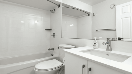 Pourquoi l’eau met-elle si longtemps à s’écouler du receveur de douche ?