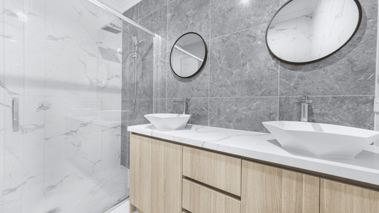 Pourquoi le miroir s'embue-t-il après une douche chaude