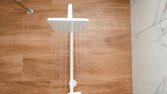 Comment nettoyer une colonne de douche blanche ?