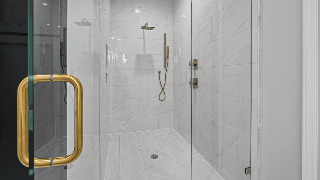 Une colonne de douche est-elle compatible avec un receveur extra-plat ?