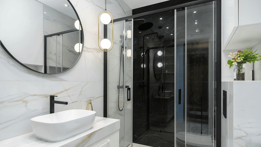 Comment nettoyer une colonne de douche en noir ?