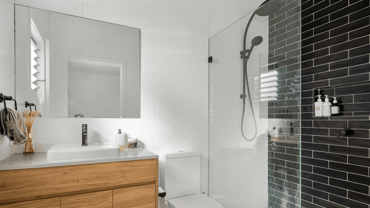 Une colonne de douche noire, est-ce une bonne idée ?