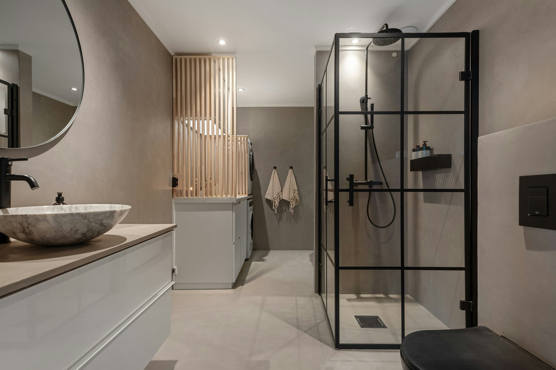 Comment appelle-t-on le trou dans la douche où l'eau passe ?