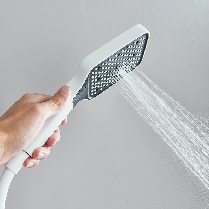 Colonne de douche blanche avec rangement