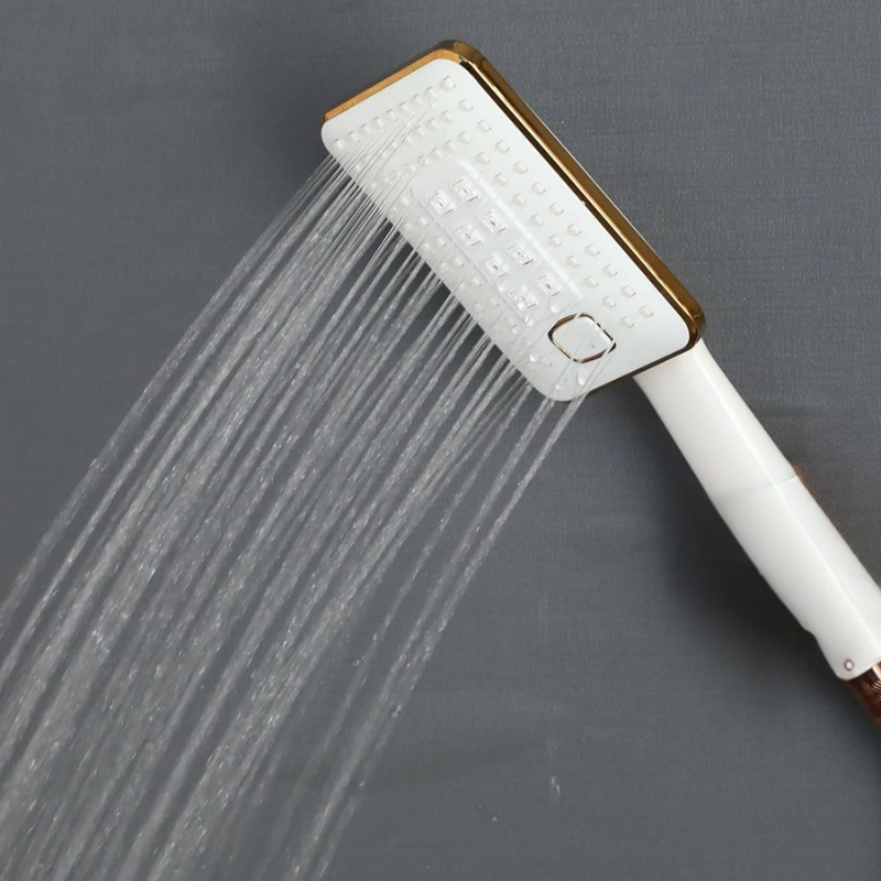 Colonne de douche carrée finition en or