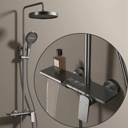 Colonne de douche dorée avec tablette