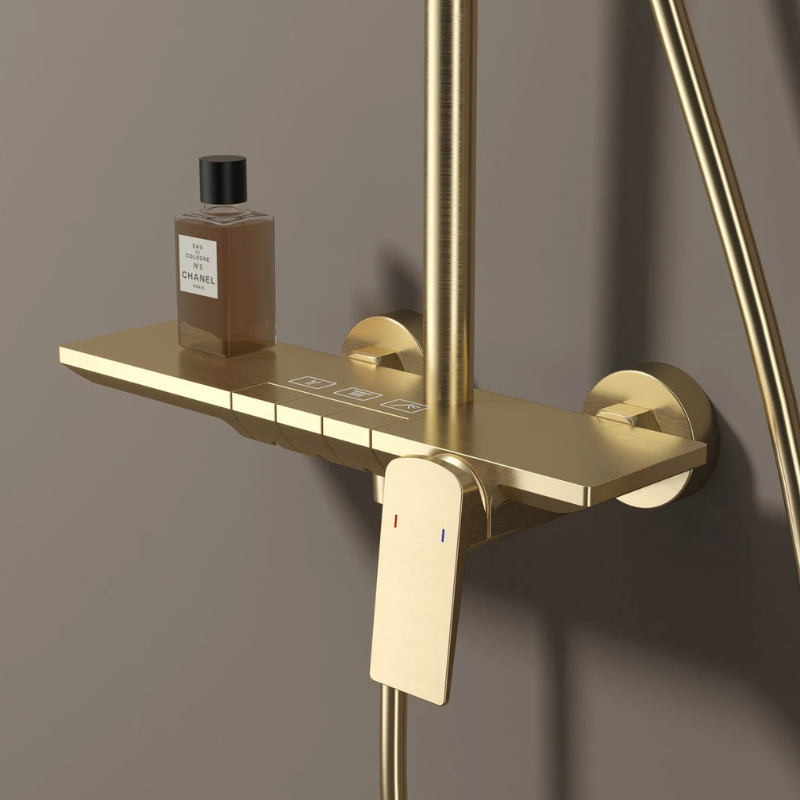 Colonne de douche dorée avec tablette