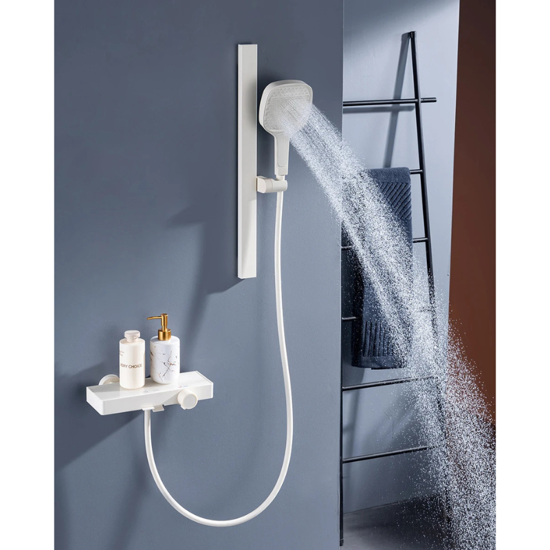 Colonne de douche blanche avec pommeau