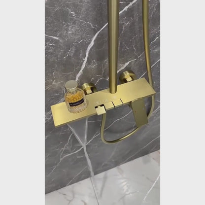 Colonne de douche dorée avec tablette